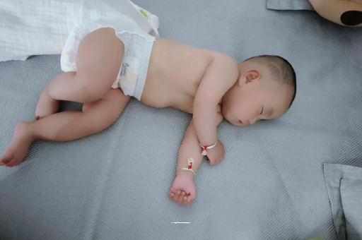 广州包生男孩的试管医院两个月宝宝肚子胀气